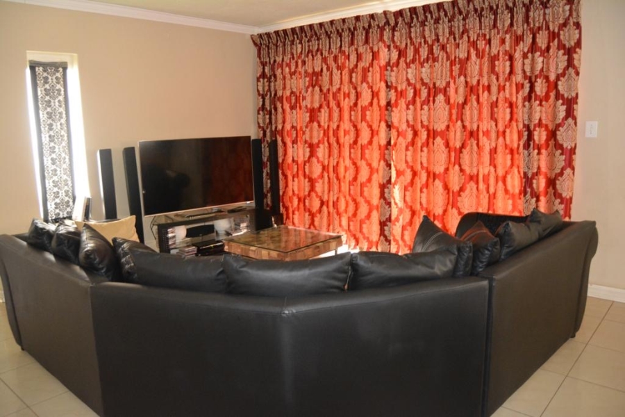 To Let 3 Bedroom Property for Rent in Flamwood North West